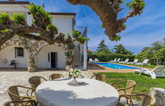 Photo 2 - Maison de 4 chambres à Poreč avec piscine privée et jardin