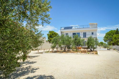 Foto 16 - Appartamento con 3 camere da letto a Pakoštane con piscina e giardino