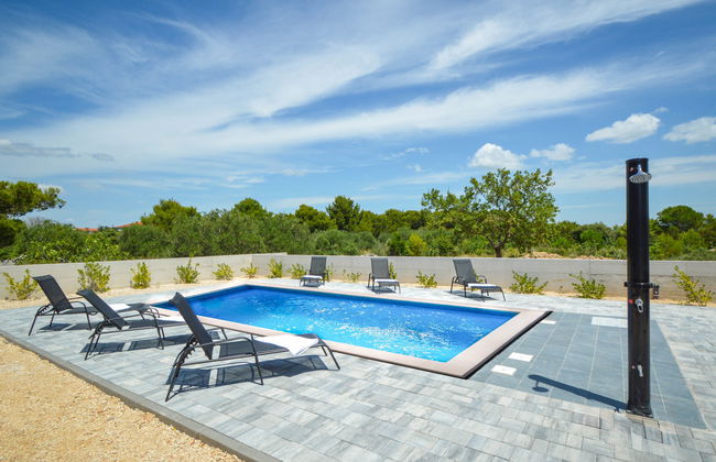 Apartamento de 4 quartos em Pakoštane com piscina e jardim - Foto 2