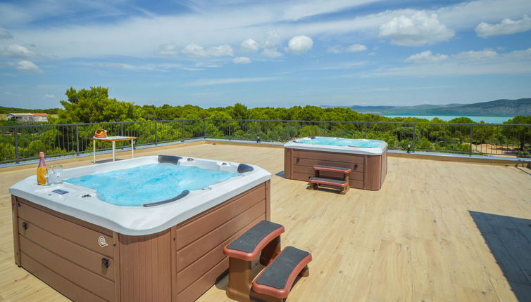 Photo 1 - Appartement de 3 chambres à Pakoštane avec piscine et jardin