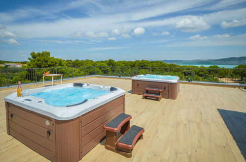 Foto 1 - Appartamento con 3 camere da letto a Pakoštane con piscina e terrazza