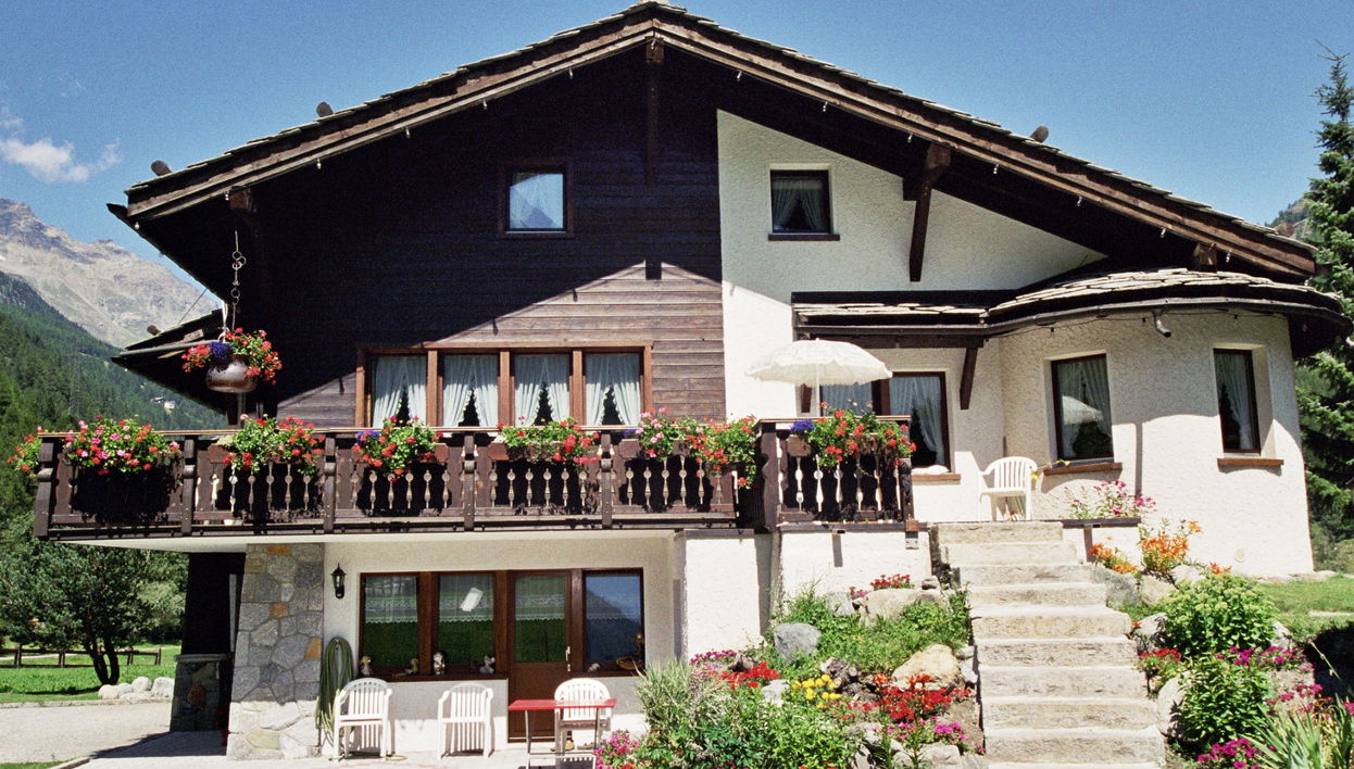 Apartamento de 2 quartos em Saas-Grund com jardim e terraço - Foto 1