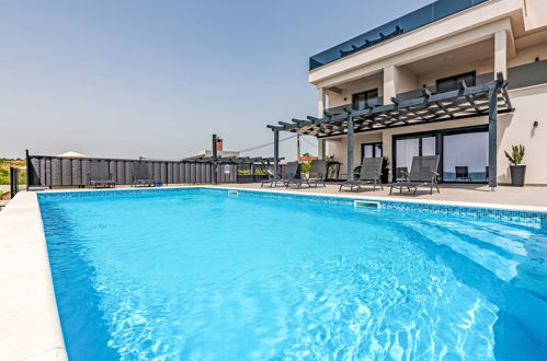 Photo 1 - Maison de 4 chambres à Benkovac avec piscine privée et vues à la mer