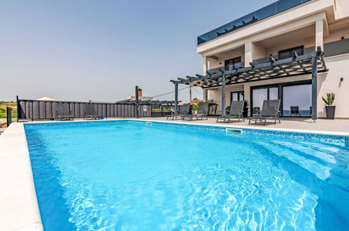 Photo 1 - Maison de 4 chambres à Benkovac avec piscine privée et jardin