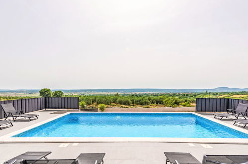 Photo 2 - Maison de 4 chambres à Benkovac avec piscine privée et vues à la mer