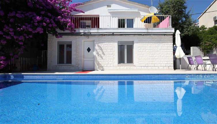 Photo 1 - Maison de 5 chambres à Seget avec piscine privée et terrasse