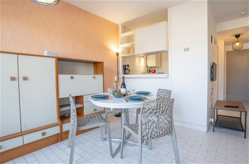Foto 11 - Appartamento con 1 camera da letto a Le Grau-du-Roi con terrazza e vista mare