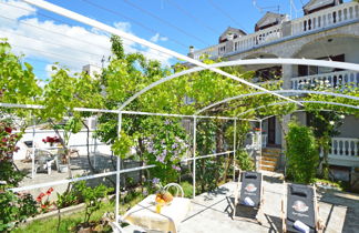 Photo 2 - Appartement de 2 chambres à Sibenik avec terrasse et vues à la mer