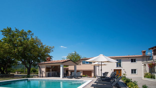 7 bedroom House in Kršan with private pool and garden - Photo 2