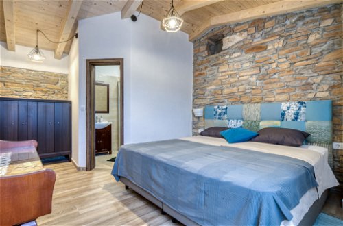 Foto 25 - Casa con 5 camere da letto a Kršan con piscina privata e vista mare