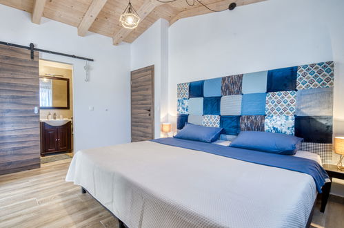 Foto 30 - Casa con 5 camere da letto a Kršan con piscina privata e vista mare