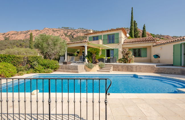 4 bedroom House in Saint-Raphaël with private pool and garden - Photo 24