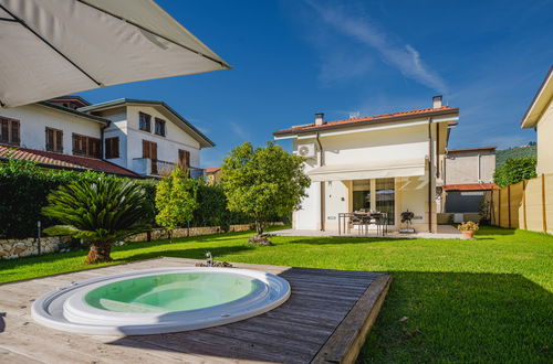 Photo 1 - Maison de 2 chambres à Massarosa avec jardin et bain à remous