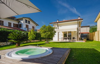 Foto 1 - Casa con 2 camere da letto a Massarosa con giardino e vasca idromassaggio