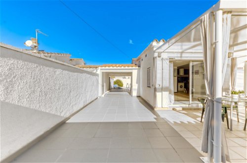 Foto 22 - Casa de 2 habitaciones en Castelló d'Empúries con terraza y vistas al mar