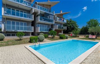 Foto 1 - Apartamento de 2 habitaciones en Umag con piscina y terraza