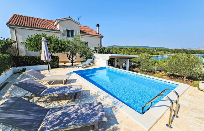 Casa de 3 quartos em Bilice com piscina privada e jardim - Foto 1