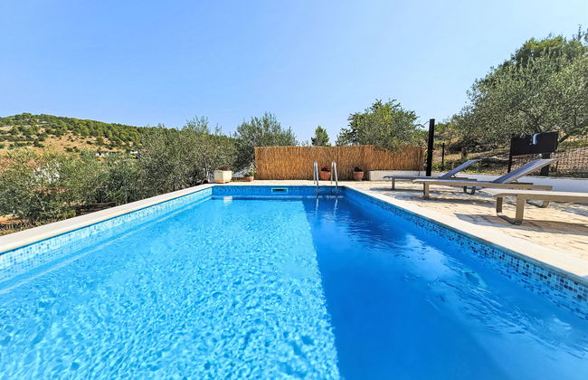 Casa de 3 quartos em Bilice com piscina privada e jardim - Foto 12
