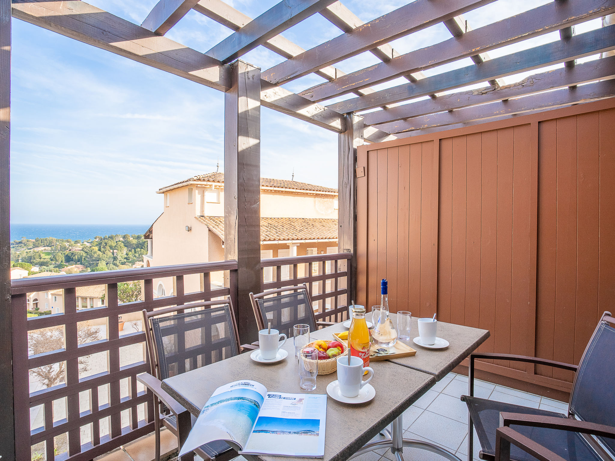 Foto 1 - Appartamento con 1 camera da letto a Saint-Raphaël con piscina e vista mare