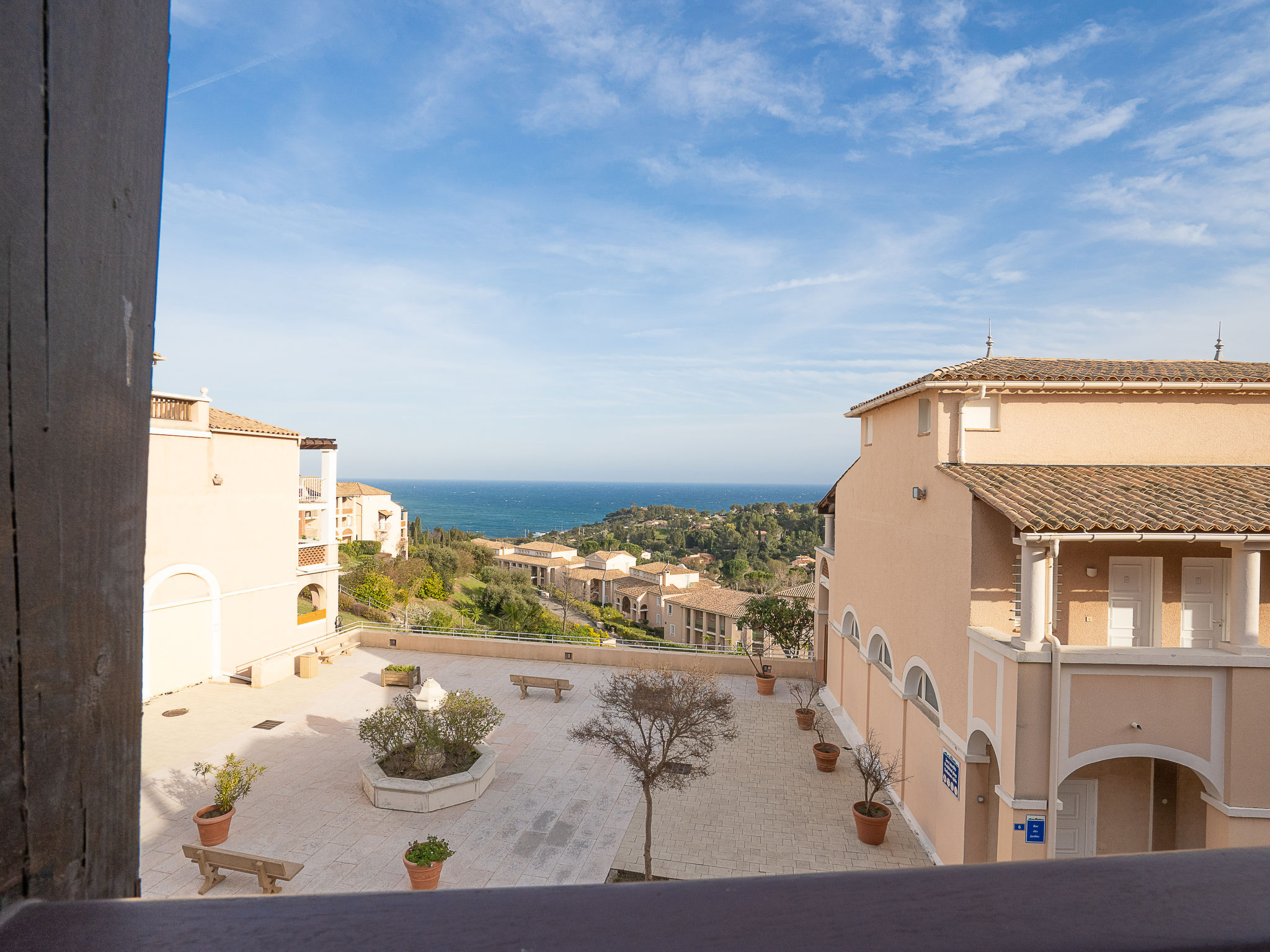 Foto 16 - Appartamento con 1 camera da letto a Saint-Raphaël con piscina e vista mare