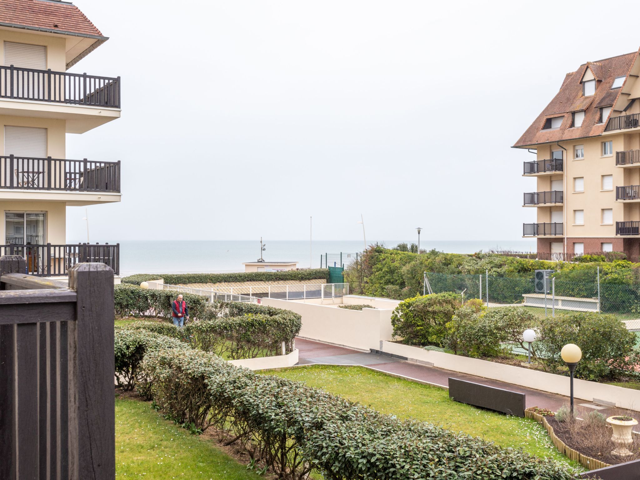 Foto 20 - Apartment mit 1 Schlafzimmer in Cabourg mit schwimmbad und blick aufs meer