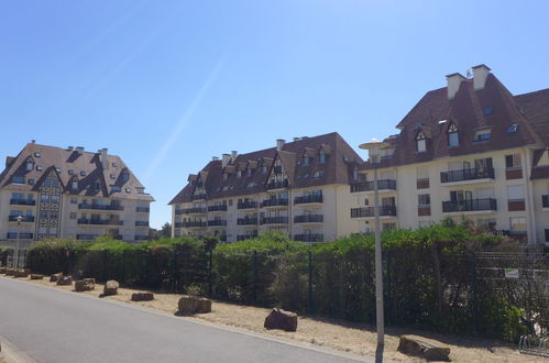 Foto 26 - Apartment mit 1 Schlafzimmer in Cabourg mit schwimmbad und blick aufs meer