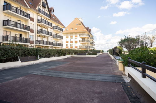 Foto 10 - Apartamento de 1 habitación en Cabourg con piscina y vistas al mar