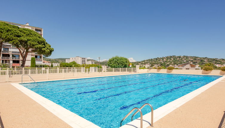 Foto 1 - Apartamento de 1 habitación en Sainte-Maxime con piscina y jardín