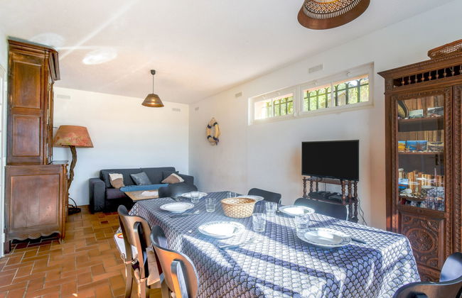 4 bedroom House in Saint-Raphaël with garden and terrace - Photo 8