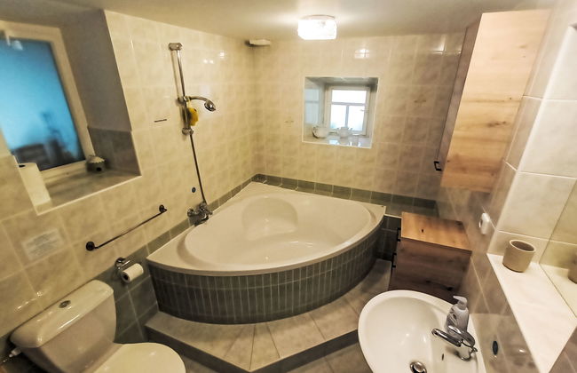 Casa de 3 quartos em Desná com jardim e terraço - Foto 28