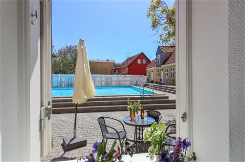 Foto 1 - Apartamento de 2 habitaciones en Gudhjem con piscina