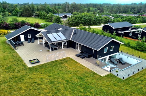 Photo 2 - Maison de 4 chambres à Blokhus avec piscine privée et terrasse