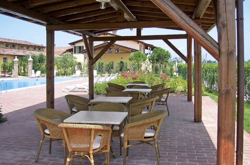 Photo 21 - 2 bedroom Apartment in Desenzano del Garda with swimming pool and garden