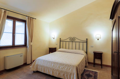 Photo 10 - 2 bedroom Apartment in Desenzano del Garda with swimming pool and garden