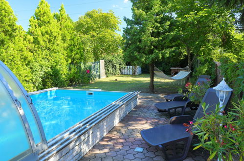 Photo 2 - Maison de 2 chambres à Balatonmáriafürdő avec piscine privée et jardin