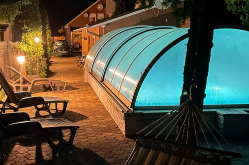 Foto 6 - Haus mit 2 Schlafzimmern in Balatonmáriafürdő mit privater pool und garten