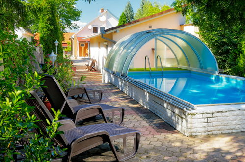 Foto 1 - Casa de 2 habitaciones en Balatonmáriafürdő con piscina privada y jardín