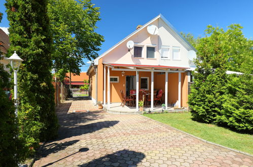 Photo 3 - Maison de 2 chambres à Balatonmáriafürdő avec piscine privée et jardin