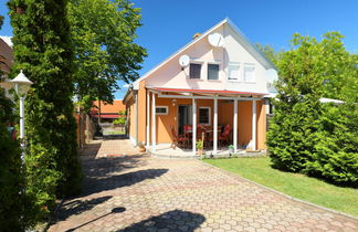 Photo 3 - Maison de 2 chambres à Balatonmáriafürdő avec piscine privée et jardin