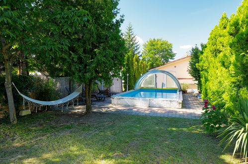 Foto 19 - Casa de 2 quartos em Balatonmáriafürdő com piscina privada e jardim