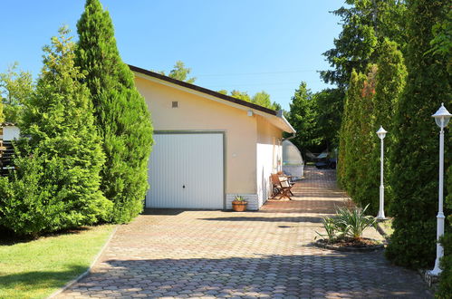 Foto 23 - Casa con 2 camere da letto a Balatonmáriafürdő con piscina privata e giardino