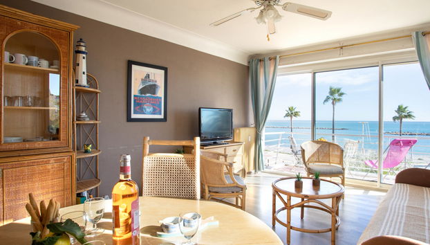 Appartement de 2 chambres à Saint-Laurent-du-Var avec terrasse - Photo 2