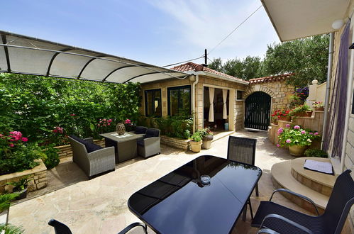 Foto 4 - Casa con 4 camere da letto a Supetar con giardino e terrazza