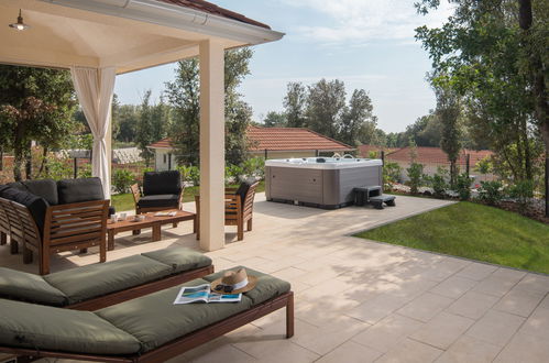 Photo 17 - Maison de 2 chambres à Bale avec piscine et terrasse