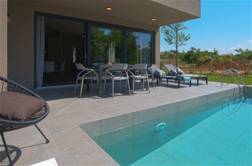 Foto 10 - Appartamento con 2 camere da letto a Brtonigla con piscina privata e vista mare