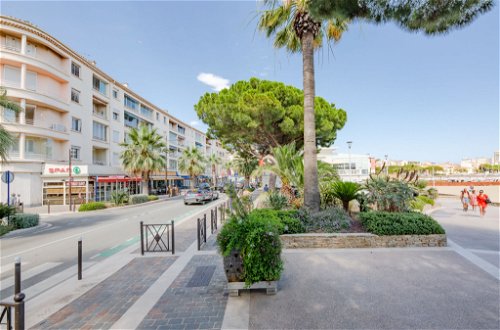 Foto 19 - Apartment mit 1 Schlafzimmer in Sainte-Maxime mit blick aufs meer