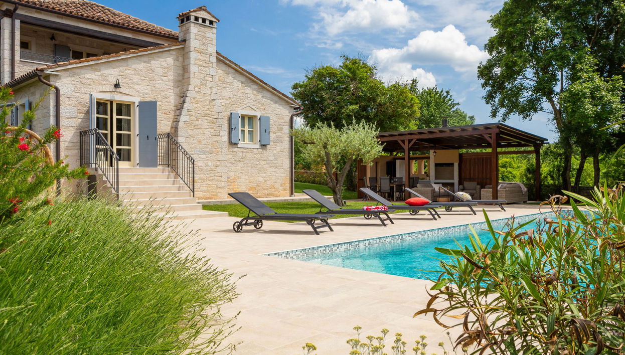 Casa con 4 camere da letto a Tinjan con piscina privata e giardino - Foto 1