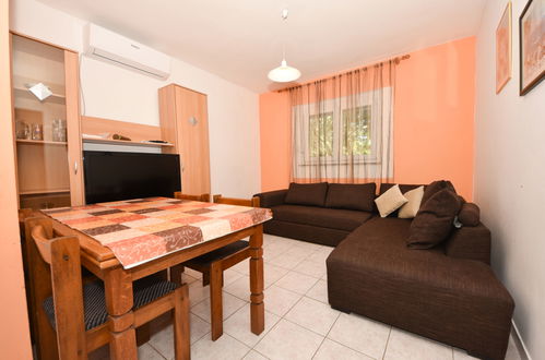 Photo 6 - 2 bedroom Apartment in Karlobag with swimming pool and terrace