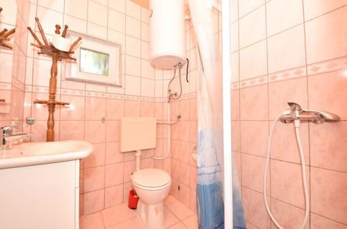 Foto 9 - Apartamento de 2 quartos em Karlobag com piscina e terraço