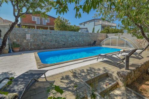 Foto 2 - Apartamento de 2 quartos em Karlobag com piscina e terraço